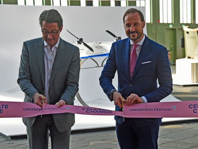 Crown Prince Haakon opened the exhibition together with German Minister of Transport Andreas Scheuer. Photo: Sven Gj. Gjeruldsen, The Royal Court.